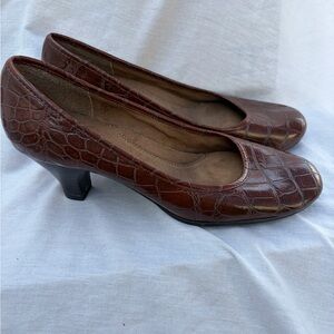 AEROSOLES Brown Croc-Embossed Mid Heel Pumps